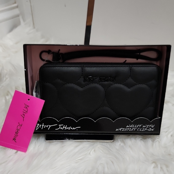 🔹Betsey Johnson 🔹️Boxed Black Heart-Embossed Long Zip Quilted Wallet Wristlet - Picture 5 of 11